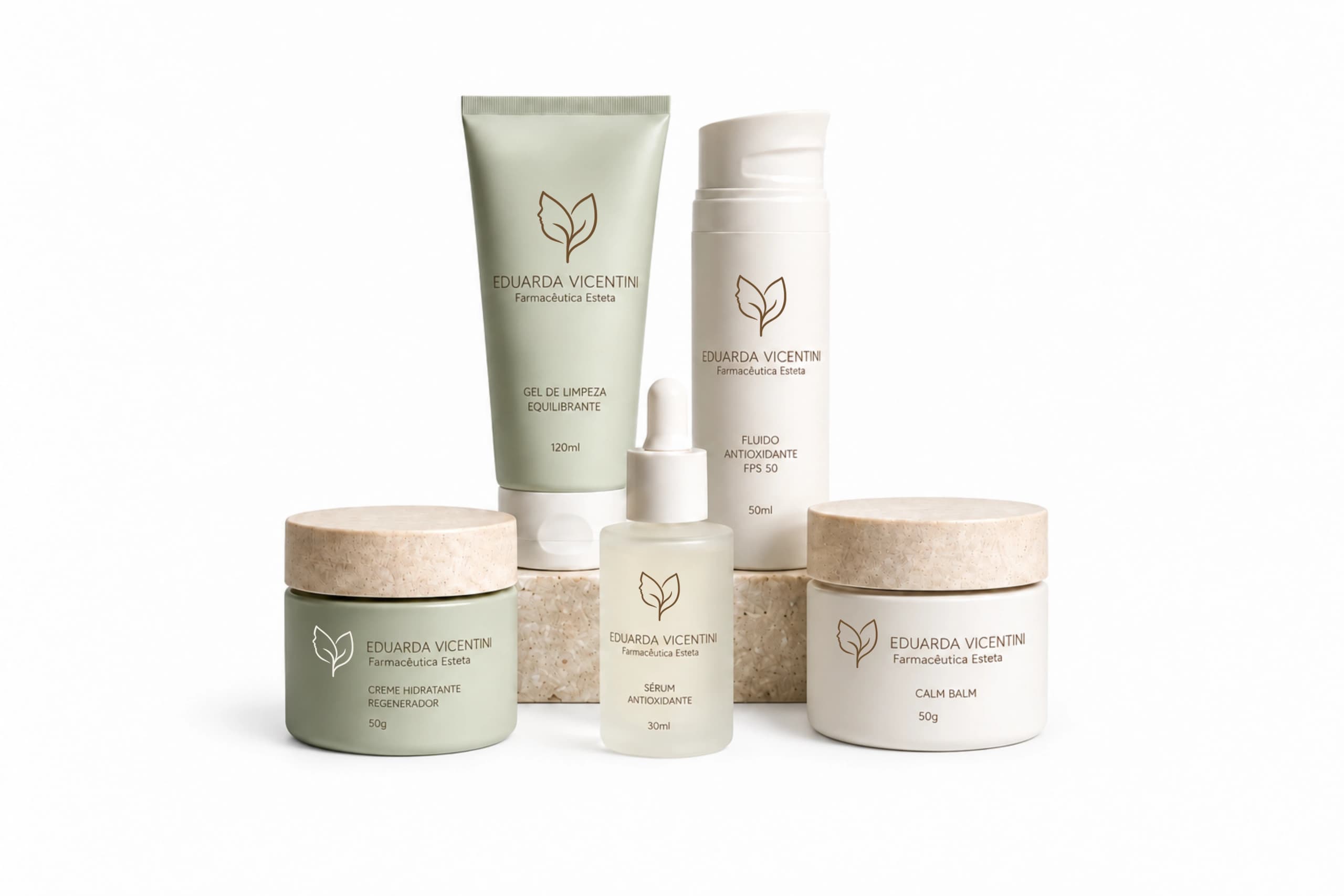 Cinco produtos de skincare Eduarda Vicentini em verde sálvia e marfim, sobre uma base de pedra em fundo branco